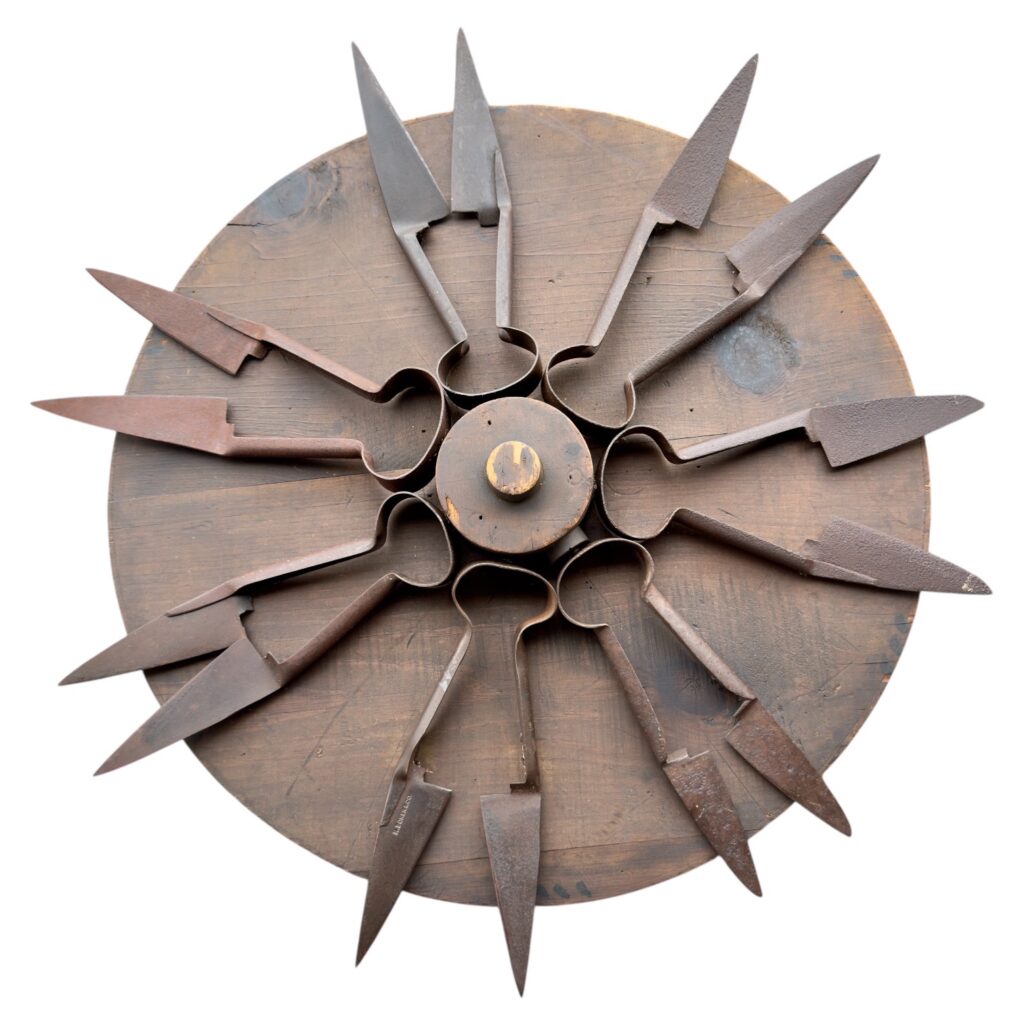 Jackie Dickinson&nbsp;• <em>Pointedly</em>&nbsp;• Wood and metal&nbsp;• 30″×&nbsp;4″&nbsp;• $325.00<a class="purchase" href="https://state-of-the-art-gallery.square.site/product/jackie-dickinson-pointedly/AQGV5TXT6RZT3KZRFRW2UGK2" target="_blank">Buy</a>